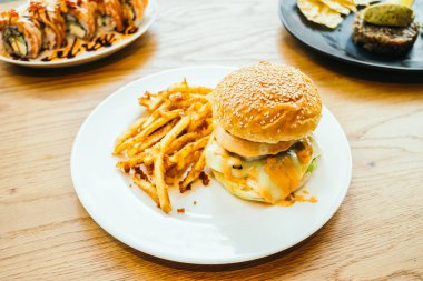 Hamburger ve patates kızartması