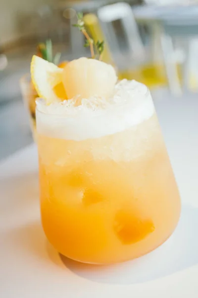 Iced cocktails drinken van glas — Stockfoto
