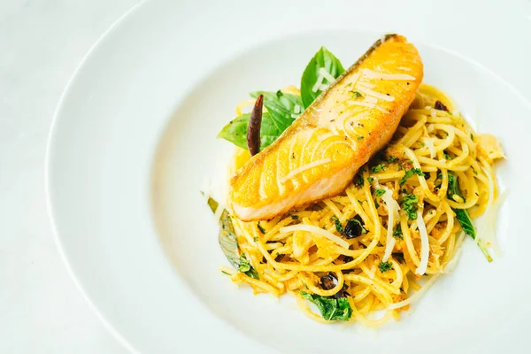 Füme somon et salata 