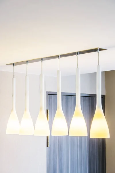 Sufitowe lampy ozdoba wnętrza pokoju — Zdjęcie stockowe