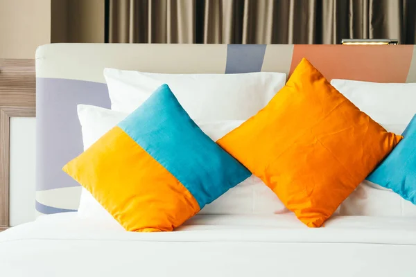 寝室のベッドの装飾インテリアの枕 — ストック写真