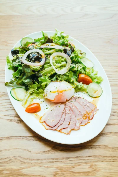 Viande de canard avec salade de légumes — Photo