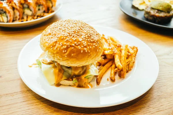 Hamburger ve patates kızartması