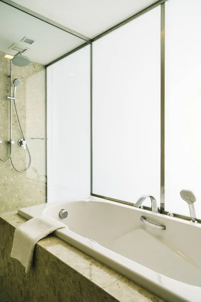 Banheira branca decoração interior do banheiro — Fotografia de Stock