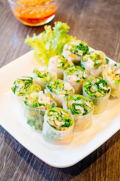 Rollo de primavera en plato blanco con salsa —  Fotos de Stock