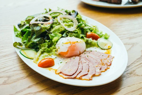 Carne de peito de pato com salada vegetal — Fotografia de Stock