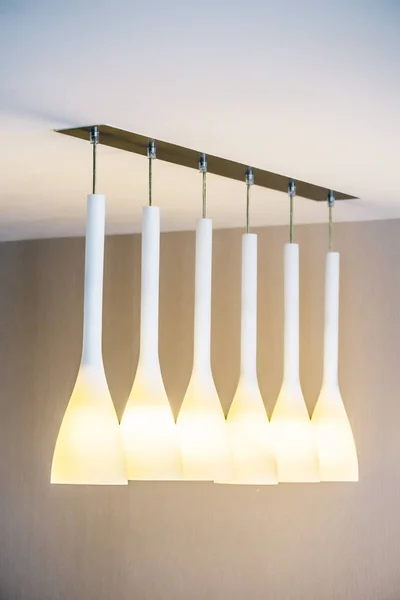 Sufitowe lampy ozdoba wnętrza pokoju — Zdjęcie stockowe