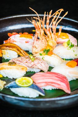 Seçici odak noktası Nigiri üzerinde 