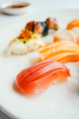 Ham ve taze nigiri suşi beyaz tabak içinde ayarla