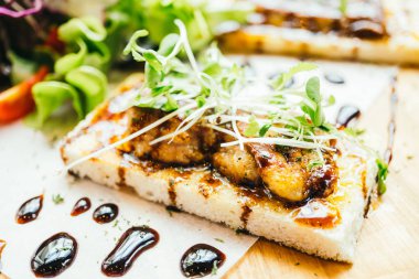 Kaz ciğeri üstünde tepe-in ekmek sos ile