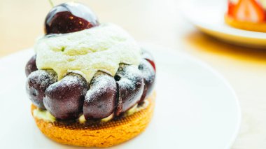 Şekerli tatlı pasta ve tart kiraz ile