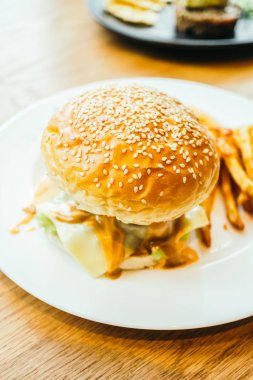 Hamburger ve patates kızartması