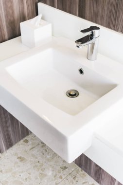 Beyaz modern lavabo ve banyo musluk