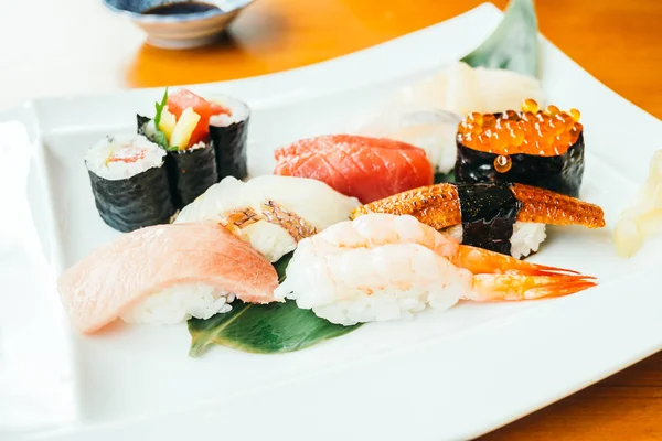 Surowe i świeże sushi roll — Zdjęcie stockowe