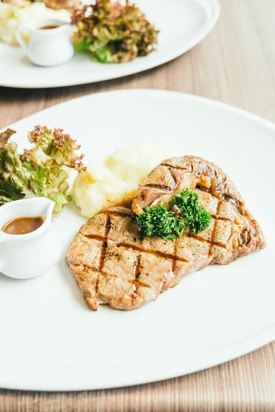 Grilovaný steak z hovězí maso s omáčkou — Stock fotografie