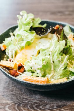 Sezar salata kasesine 