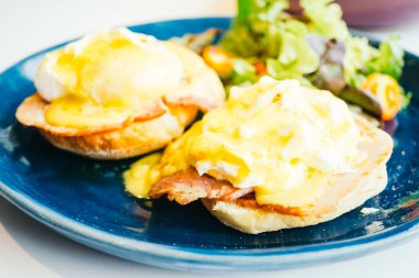 Yumurta benedict jambon ve üstüne sos ile