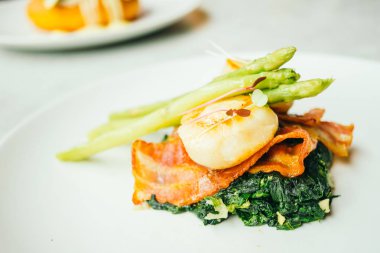 Pastırma ve kuşkonmaz ile tarak shell