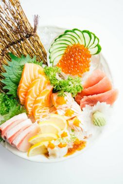 Ham ve taze karışık sashimi somon ile 