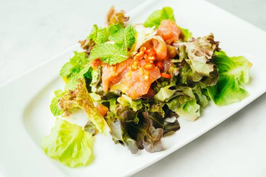 Izgara ham ton balıklı salata sebze ile 