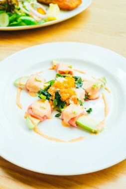 Izgara ham ton balıklı salata sebze ile 