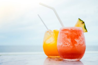 Buzlu kokteyller cam içme 