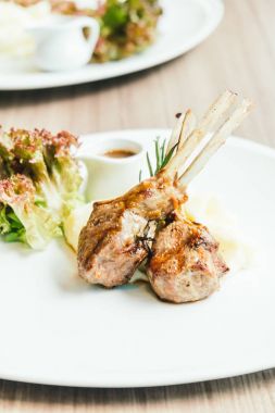 Kuzu eti soslu ızgara raf