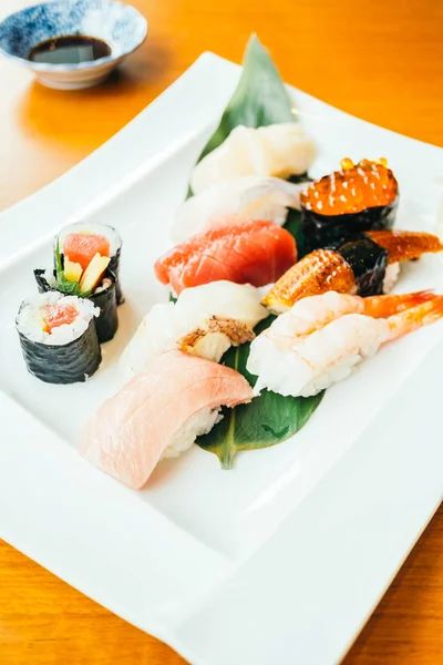 原料和新鲜寿司卷 — 图库照片