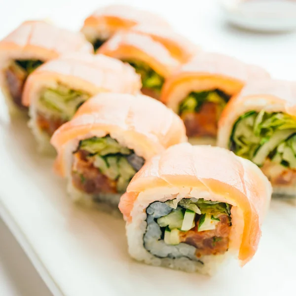Ham taze suşi rulo wasabi ile beyaz tabak içinde
