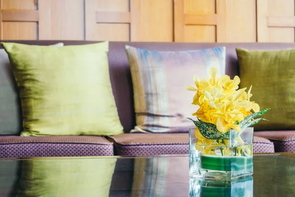 Vaso fiore sul tavolo con cuscino sul divano — Foto Stock