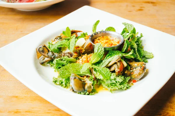 Baharatlı ham yengeç et deniz ürünleri