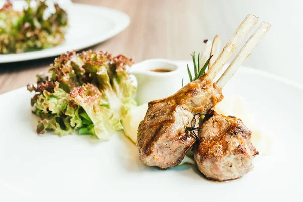 Kuzu eti soslu ızgara raf