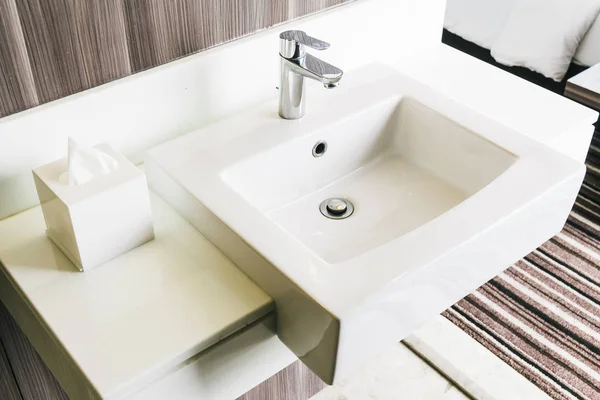 Lavabo et robinet modernes blancs dans la salle de bain — Photo