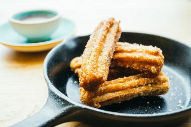 Tatlı Churros çörek çikolata soslu kızarmış