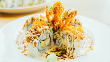 Suşi rulo beyaz tabak içinde