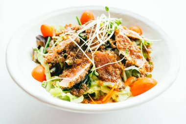 Izgara ham ton balıklı salata sebze ile 