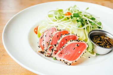 Izgara ham ton balıklı salata sebze ile 