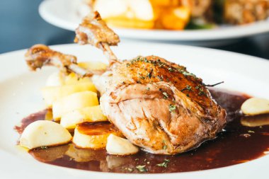 Biftek beyaz tabakta ördek meme