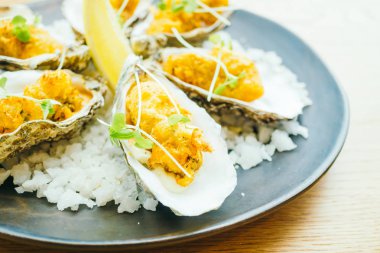 Ham ve taze istiridye havyar üstte ve limon ile 