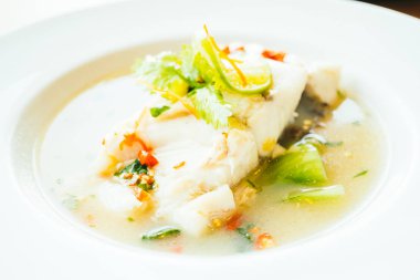 Buhar balık fileto et limon baharatlı sos ile