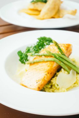 Füme somon et salata 