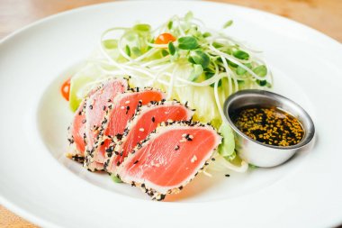 Izgara ham ton balıklı salata sebze ile 