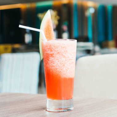 Buzlu karpuz suyu içme cam