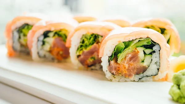 Rulou de sushi proaspăt crud cu wasabi în placă albă — Fotografie, imagine de stoc