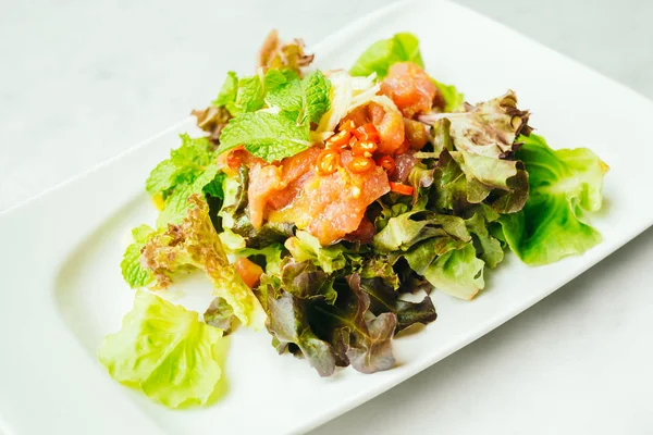 Salada de atum cru grelhado com legumes — Fotografia de Stock