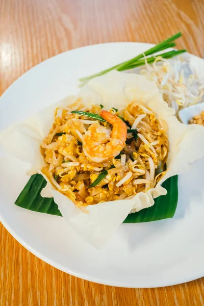 Karides veya üstüne karides ile Pad Tay erişte