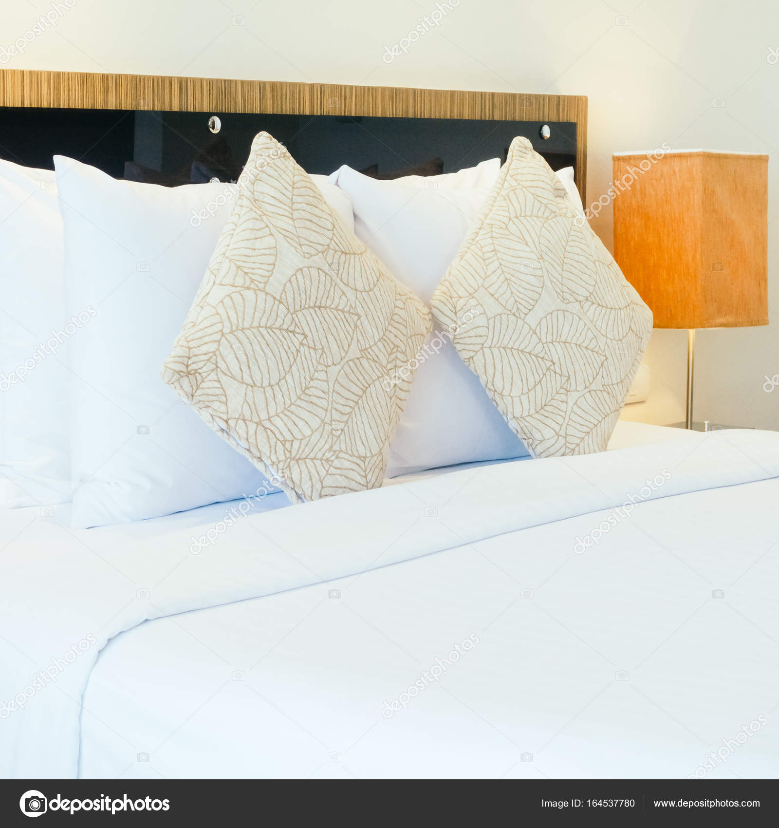 Kussens op bed decoratie interieur van slaapkamer — Stockfoto ... Kussens op bed decoratie interieur van slaapkamer — Stockfoto ...