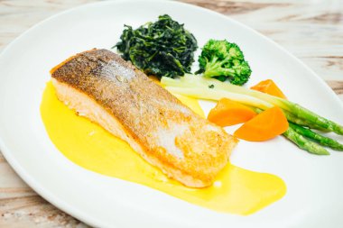 Füme somon et salata 