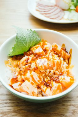 Ham ve taze karışık sashimi somon ile 