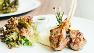 Kuzu eti soslu ızgara raf